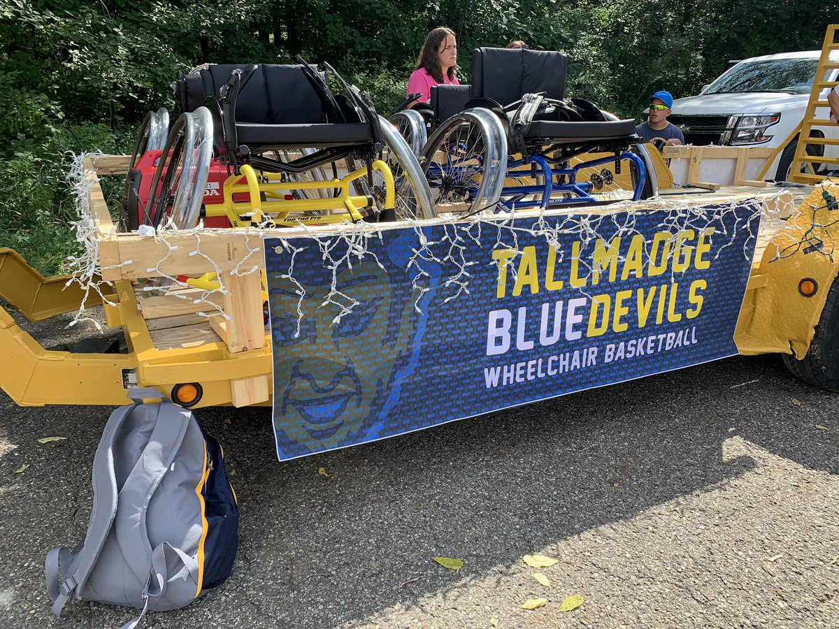 THSdevilsWCBB's tweet photo. Oh yeah!!!! Getting set for the Festival of Lights parade!!!
#CircleFest #Tallmadge #GreatestShowonWheels
See you tonight Tallmadge!!! https://t.co/7Fl11X0AwB