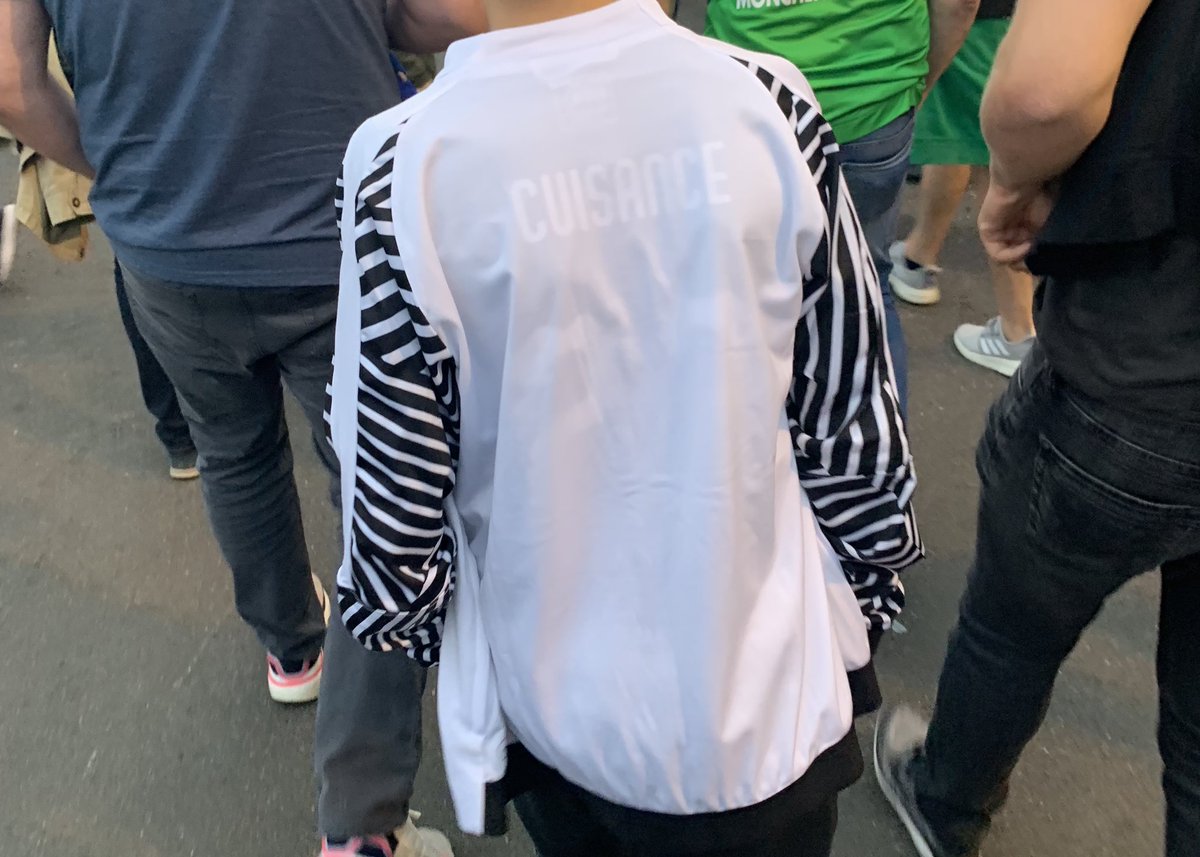 Pletscher79's tweet image. Wenn man seinem Lieblingsspieler trotz Wechsel zum FC Bayern treu bleibt - also zumindest unterschwellig... #BMGS04 #Cuisance #FCB #borussiapark