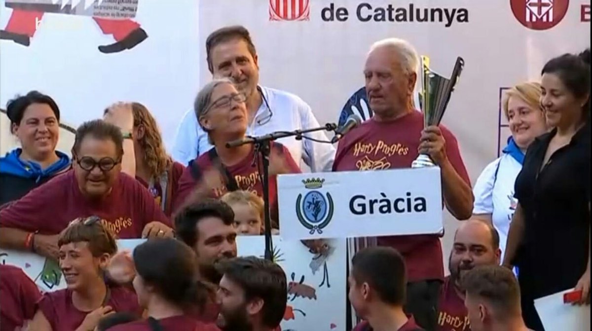 pscgracia's tweet photo. Enhorabona al @CarrerProgres, guanyador primer premi d'honor del concurs de #Guarnit de la @festagracia d'enguany, també a tots els carrers participants, i als premiats en les diferents categories. Una feinada fruit de l'esforç de molta gent! Visca la Festa Major! #FMGracia19 https://t.co/w9iPgCMM1n