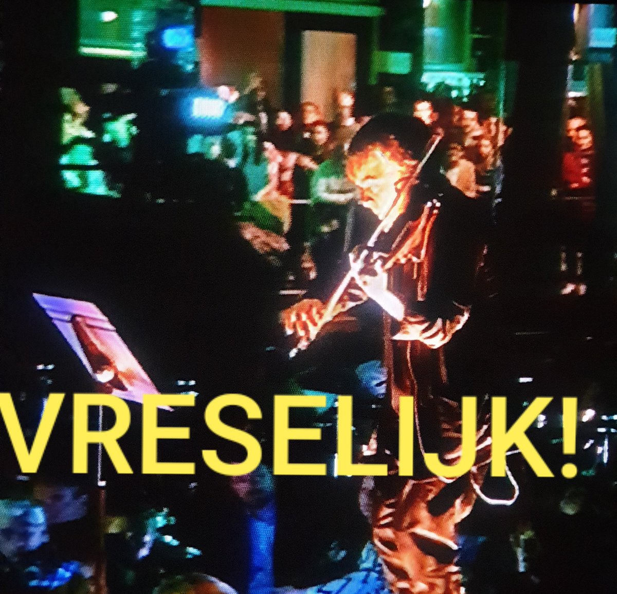 HellingsTony's tweet photo. #prinsengrachtconcert Zeker, er worden een aantal mooie stukken ten gehore gebracht. Maar het zal de NPO niet zijn als er zogenaamd niet iets bijzonder, cultureels toegevoegd moet worden...Een kerel die een viool staat te verkrachten en denkt geweldig bezig te zijn. Walgelijk! https://t.co/buqFNpU0Co