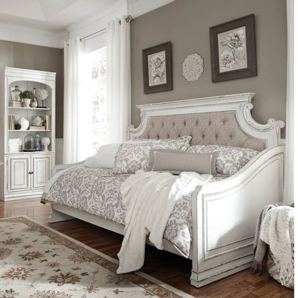 HowellFurniture's tweet image. This daybed looks to us like the perfect place to spend a lazy afternoon with a book and a cup-o-joe! It also makes for a charming addition to any guest room. Shop now: ow.ly/Iza850vzQVF  #DayBed #ButtonTufted #Furniture