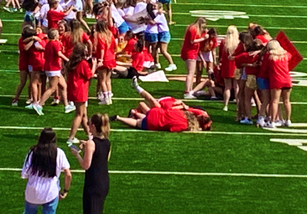Some of my favorite people were at <a href="/AStateGreeks/">A-State Greek Life</a> Bid Day today! I appreciate Alexis Hurdle, who oversees our Greek Life at <a href="/ArkansasState/">Arkansas State</a>. Scarlet and Tamara were Red Wolved out! #Imagine
❤️🐺🆙