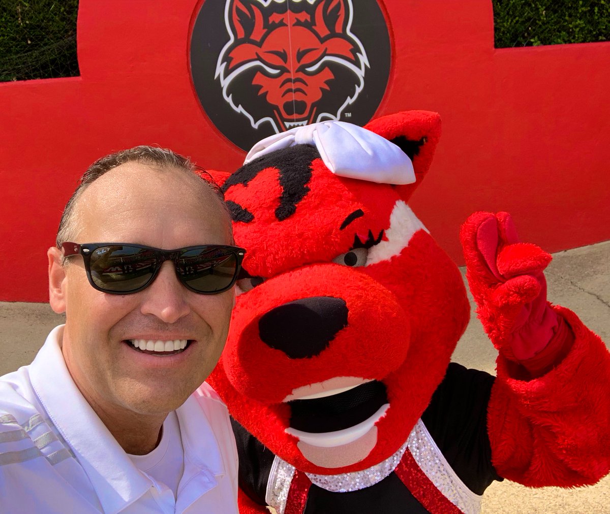 kdamp's tweet photo. Some of my favorite people were at @AStateGreeks Bid Day today! I appreciate Alexis Hurdle, who oversees our Greek Life at @ArkansasState. Scarlet and Tamara were Red Wolved out! #Imagine
❤️🐺🆙 https://t.co/LZASdJlyBP