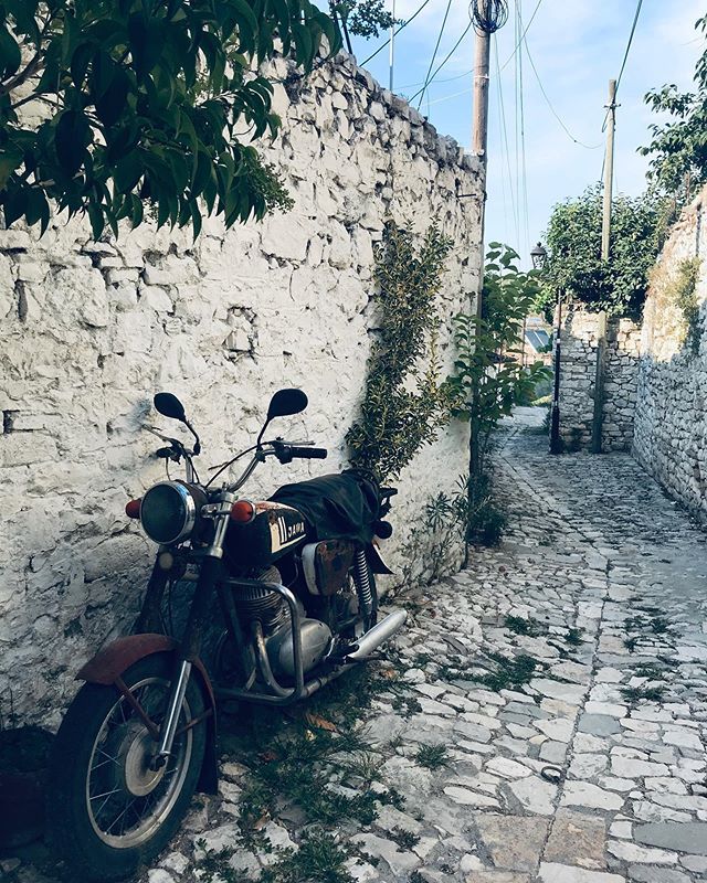 LaMochiladeMama's tweet photo. Callejeando por la ciudad blanca • #Berat #visitalbania #myalbania #Albania #wanderlust #madridtb #beautifuldestinations #travelgram #viajaresvivir #globetrotter #travelblogger #traveladdict #soyviajera #travelholic #sheisnotlost #viajarlibres #travelphotography #neverstopex… https://t.co/6uoGnmYJLN