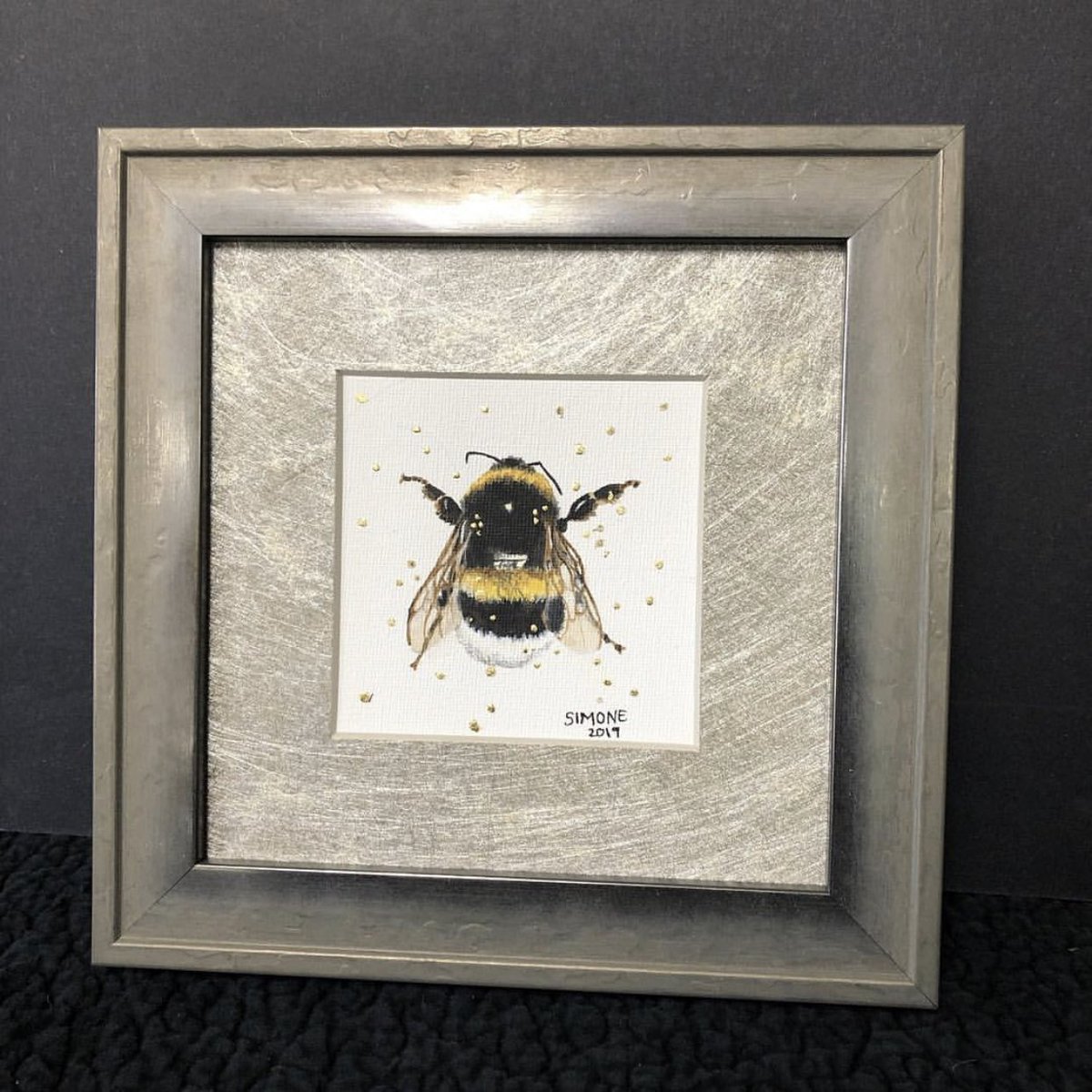 truvueglazing's tweet photo. Original painting by #SimoneRussell custom framed by @JBFraming1 with a @larsonjuhl frame, @CrescentArtists board and Tru Vue® Museum Glass®. 🐝 #NationalHoneyBeeDay #CreateSomethingSpecial #TruVue https://t.co/eUHuAmcj99