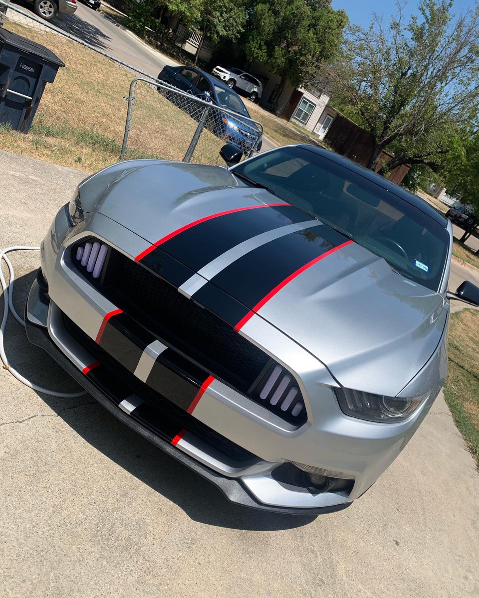 daddyzenon's tweet photo. 🎨 ‼️
Some custom stripes on my dads mustang 

HMU for any paint need #paintandbody #custompaintwork https://t.co/ergNnT4kTm