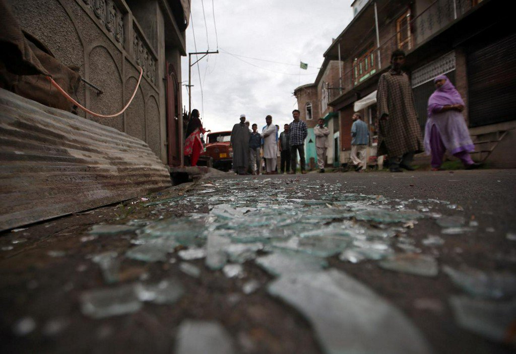 Several injured in Kashmir in clashes with Indian police reuters.com/article/us-ind…