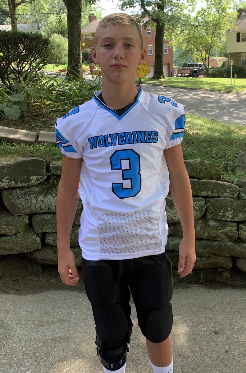 dwalter21's tweet photo. It’s game day!🏈💙🖤been a long nine months but ready to get back on the field#WHFOOTBALL #ESSMC @NextLevelATFit @Cameron17016218 https://t.co/dmy4Lfn8TK