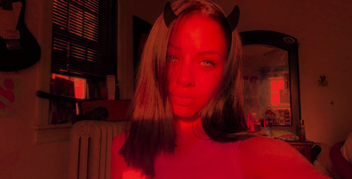 spoiledesiree's tweet photo. your worst nightmare 😈 #findom #paypig #piggies https://t.co/Cgt3HukKtZ