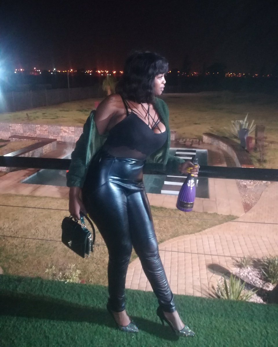 engadinivenue's tweet photo. #Birthiday Balling
#Slaying #all black #Engadini 🍾🥂🎉 https://t.co/ftCK0dcITS