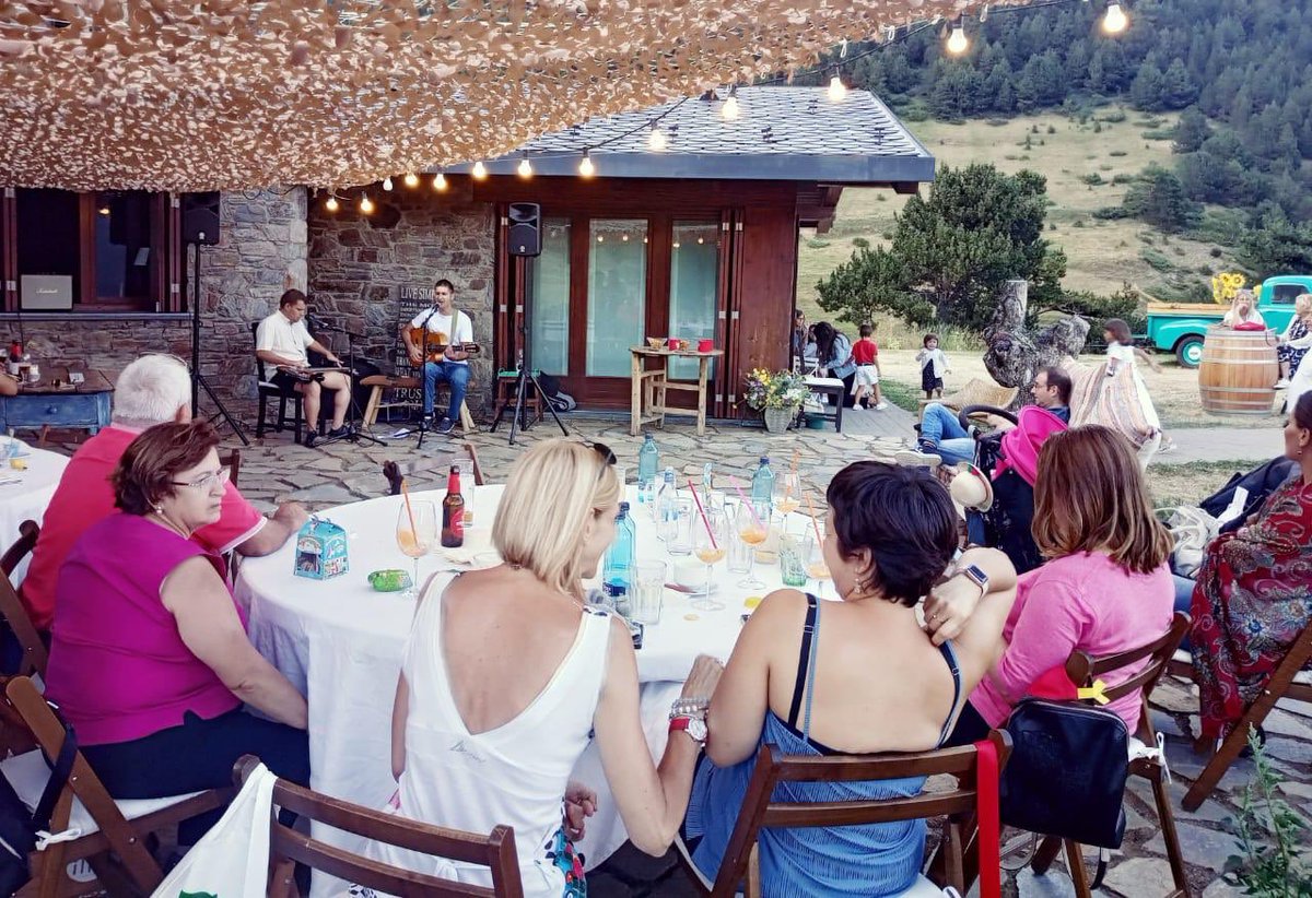 bordapi's tweet image. Molt bon ambient avui a la @bordapi al concert a la fresca de #ElsPali 💃🏻💃🏻💃🏻