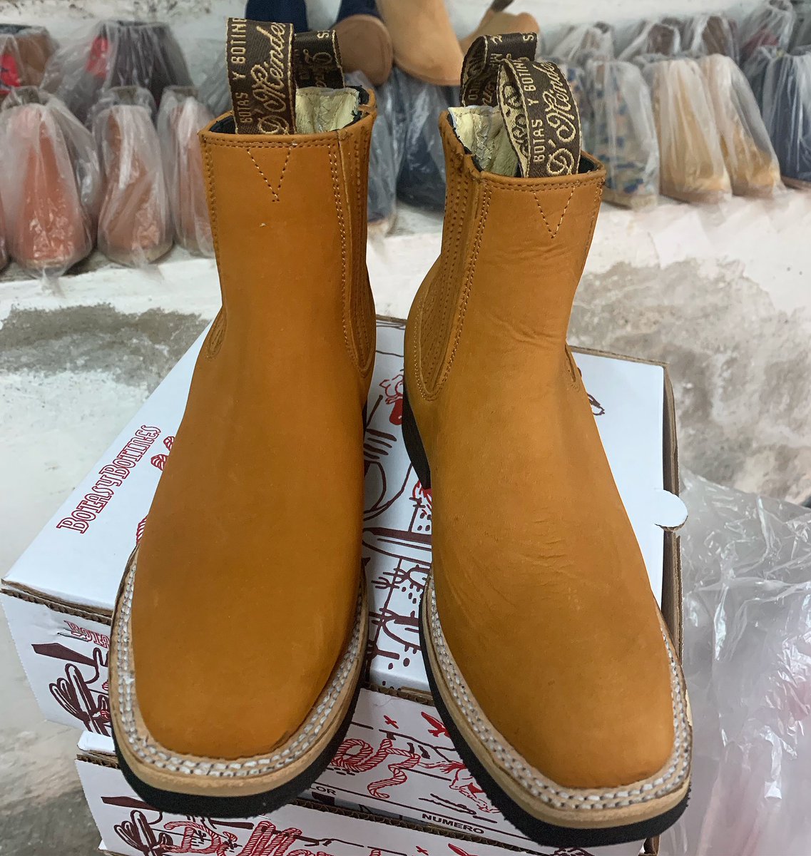 BotinesDMendez's tweet photo. #Botin #Vaquero #goodyearwelt en suela de hule  #nobuck  #havana  #botinesdmendez #botasybotinesdmendez  #dmendez #goodyearwelted #welt #hechoenmexico #artesanal #hechoamano numeraciones desde el 14 al 30 #cowboyboots #cowgirlboots #botincharro #botinescharros #leather https://t.co/kV7Kpz84Zg