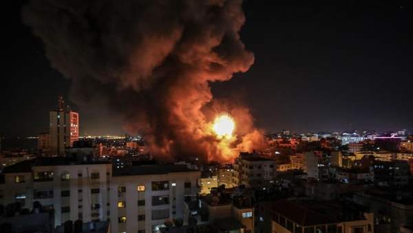 ComPalestinaCL's tweet photo. Israel lanza varios ataques a Gaza https://t.co/pg8ZiM4lQw #IsraelEsApartheid #GazaBajoAtaque https://t.co/Srl1O5tvs5