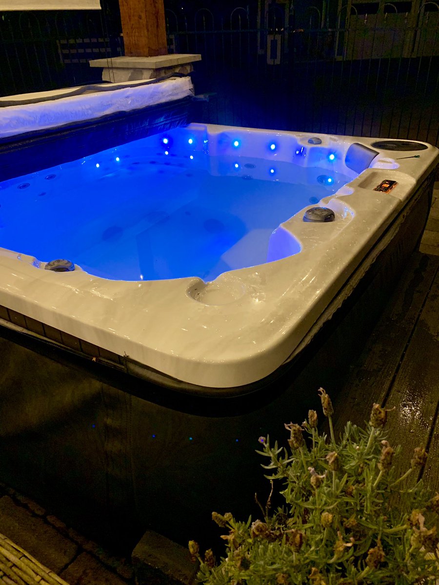 Tracy_Espinola's tweet photo. Day 55 Sweet sweat and detox yoga session followed by hydrotherapy. I may have eaten a s’more too!  Lol!  #60x60challenge https://t.co/xJbThML97t