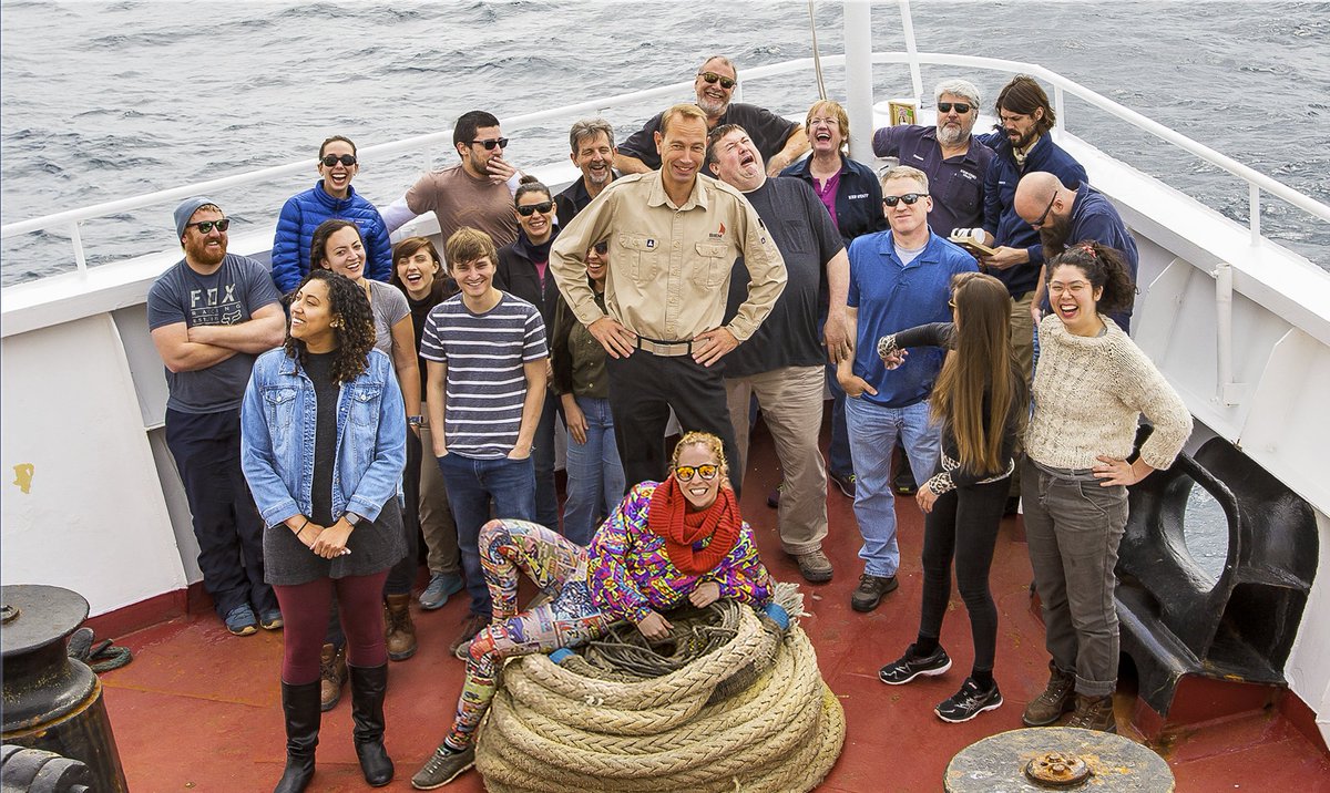 SarahKachovich's tweet photo. The technicians (+captain) of #JR100. These guys make my heart fly!
I love this photo so much. This is now my desktop backdrop forever more. #EXP379T #TheJR #SuperTechs https://t.co/740LZcnYkh