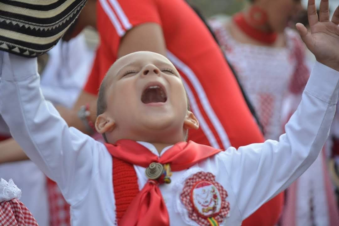 Carnaval_SA's tweet photo. ¡Los pequeños gigantes de @lagigantonabaq nos representan en el Festival Nacional de la Cumbia! Ellos son un orgullo y un ejemplo para las nuevas generaciones porque aman nuestro Carnaval a su corta edad. ¡Los acompañamos de corazón en el Banco, Magdalena!❤️😍 https://t.co/sc8Kw2L6bl