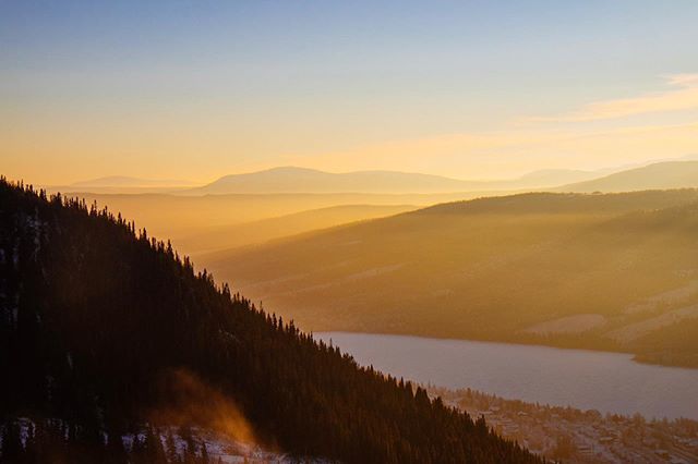 TheLocalSweden's tweet photo. New Instagram post - So, yes, we get some weather, but I embrace it, and when it is good, it is really good.
This view shows Åresjön, Totthumeln (820 m.ö.h) on the left and the village bottom right.
#MySweden #TheLocalSweden #älskaåre #åresweden #jämtla… https://t.co/Xk8I9H4UxF https://t.co/7uNE6hf6XK