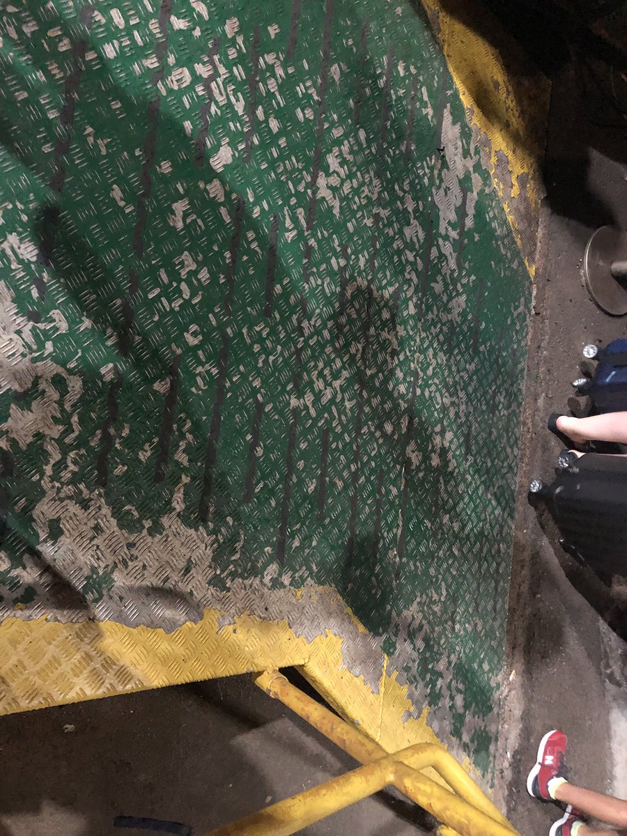 rol_silvia's tweet photo. #balearíadenia te bajan del barco en modo carga y descarga de bultos sin pensar en personas con movilidad reducida...para matarse que es lo que casi me pasa a mi, y mi maleta a punto de caer al mar😬 a todo esto me sentí secuestrada durante 6 horas en la travesía Denia formentera https://t.co/m8n6rQrdMi