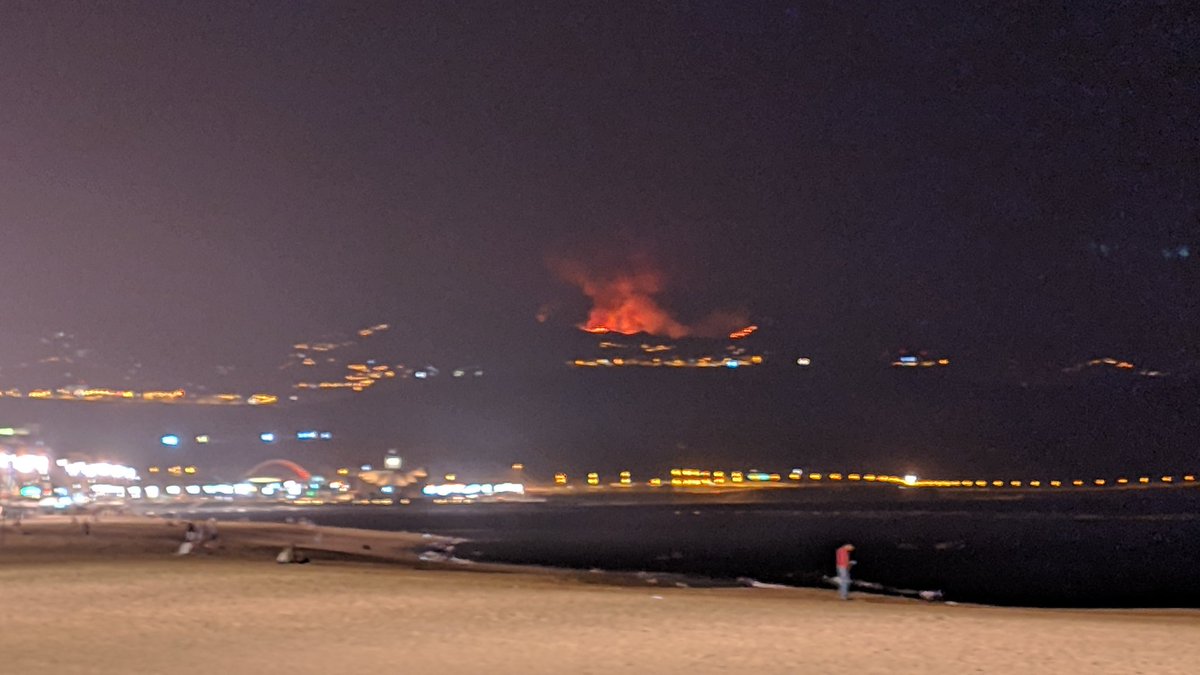 pedrobaezdiaz's tweet photo. Terrorífica imagen la que estoy viendo desde la playa de Las Canteras. 😱😱😱
Me entristese que no seamos capaces de cuidar nuestro medio natural como cuidamos de nosotros mismos.😰😰

Ánimo #IFValleseco https://t.co/TyJHKhN2Px