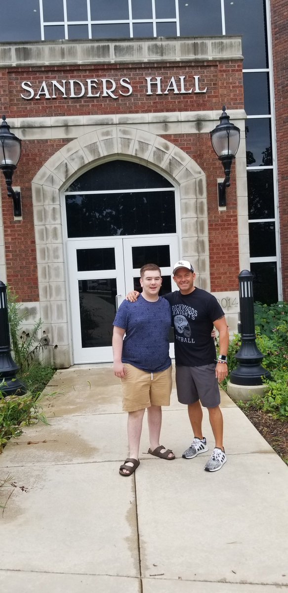 BrettMElliott1's tweet photo. Grear visit to my alma mater and Mason's new school, Eureka College. Had to say hey to Ronnie!
#EurekaRedDevils #TeamElliott https://t.co/1Lg07IplN4