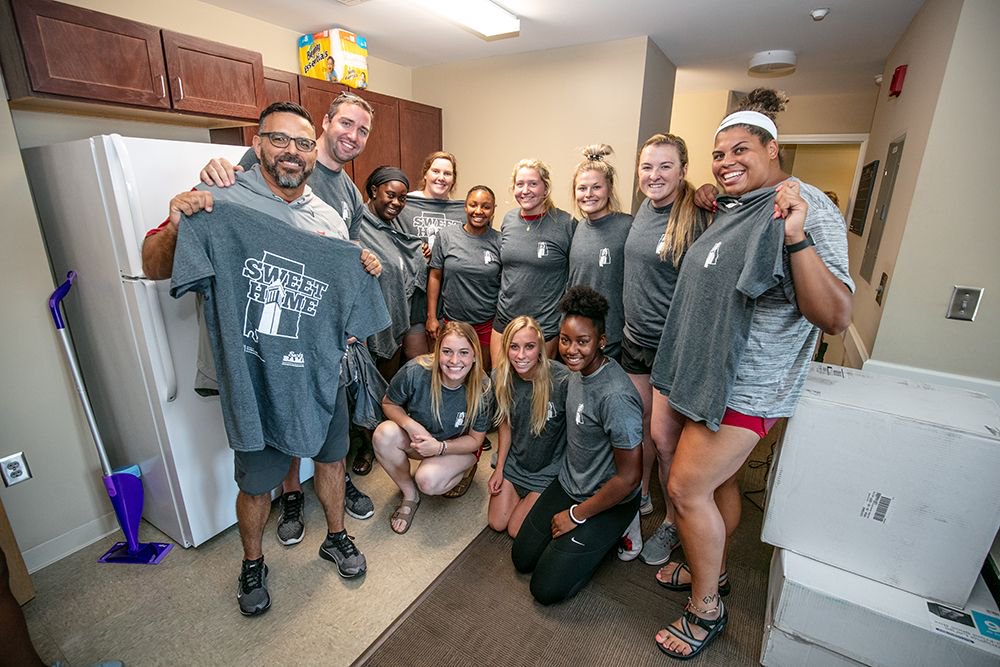 Nothing like helping <a href="/UACoachMurphy/">Patrick Murphy</a> &amp; <a href="/AlabamaSB/">Alabama Softball</a> welcome their new players to sweet home Alabama! #RollTide #UAMoveIn19
