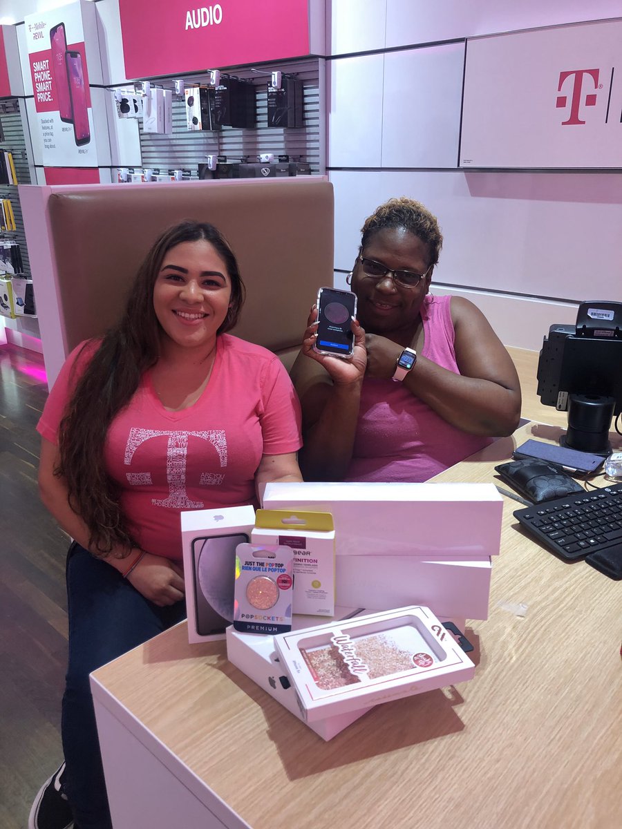 Willcu2020's tweet photo. Came in to troubleshoot and Mireyea asked personalized questions to uncovered needs and wants!!! We are having fun here at T-Mobile with our friends giving the #magentaglove here at the #PaddockMall #areyouwithus  #NorthFLRiseTogether @JohnLegere @ARod_013 @CBow006 @becca3189 https://t.co/L9HygHaOFS