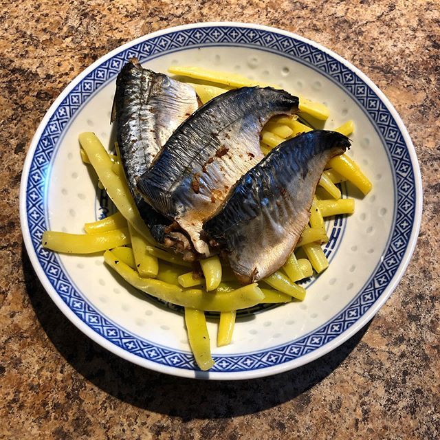iamstockier's tweet image. Baked mackerel, marinated in ginger,  garlic, soy sauce and lemon juice, atop steamed yellow beans with butter.

Mackerel caught by my Dad off government wharf in Mahone Bay, the beans I picked from my Dad’s garden this morning.

#nomnomnom
#localvore ift.tt/2TFvT2l
