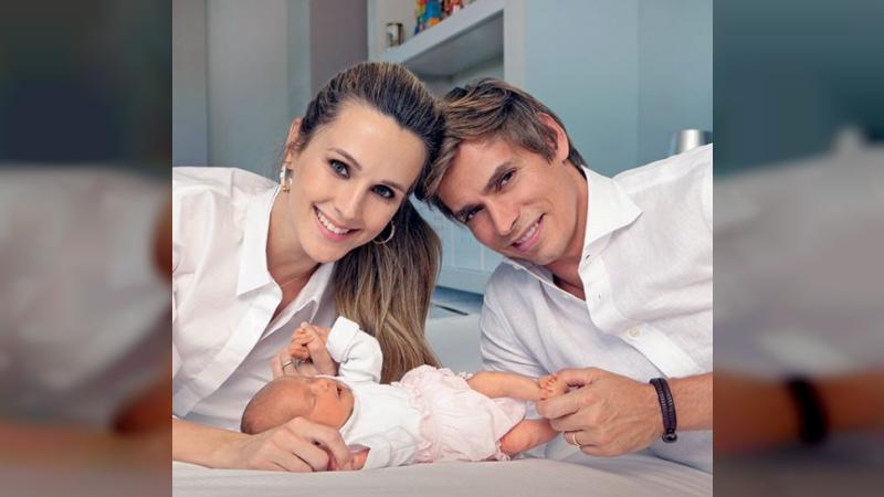 reporte1uno's tweet photo. Carlos Baute y Astrid Klisans presentaron a su tercera hija Álisse https://t.co/cHJHlFLE0l #CarlosBaute #AstridKlisans #Reporte1uno https://t.co/mqqUml0vXo