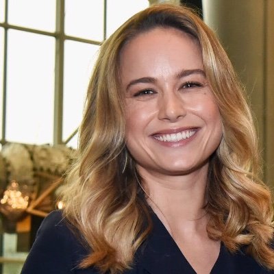 BrieLarsonCapt1's tweet photo. C'est une lumière qui éclaire nos coeurs 💜💛💖💚 #BrieLarson #CaptainMarvel #caroldanvers https://t.co/mxfkfm4Ehs