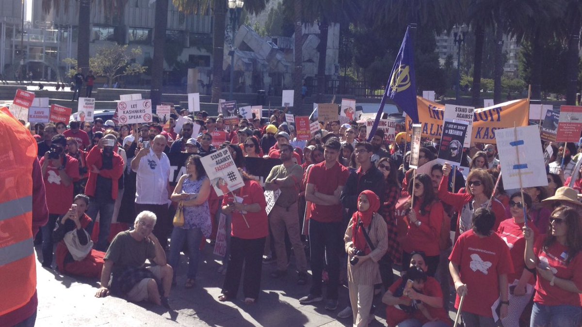 Crowd of about 500 from numerous #BayArea groups with #StandForKashmir now protesting at #SF #FerryBuilding to support people of #Kashmir against what it calls human rights abuses from occupation.