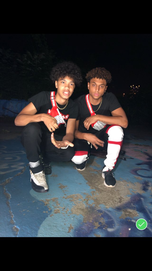 VOEDASH's tweet photo. Flicks from da “Slatt” video shoot🎥🎞📸 shoutout @Zee_Humphrey17 he one of da best director/videographers in Pittsburgh💯🔥#VOE shit⛽️🤝 https://t.co/nr2EzCcNHk