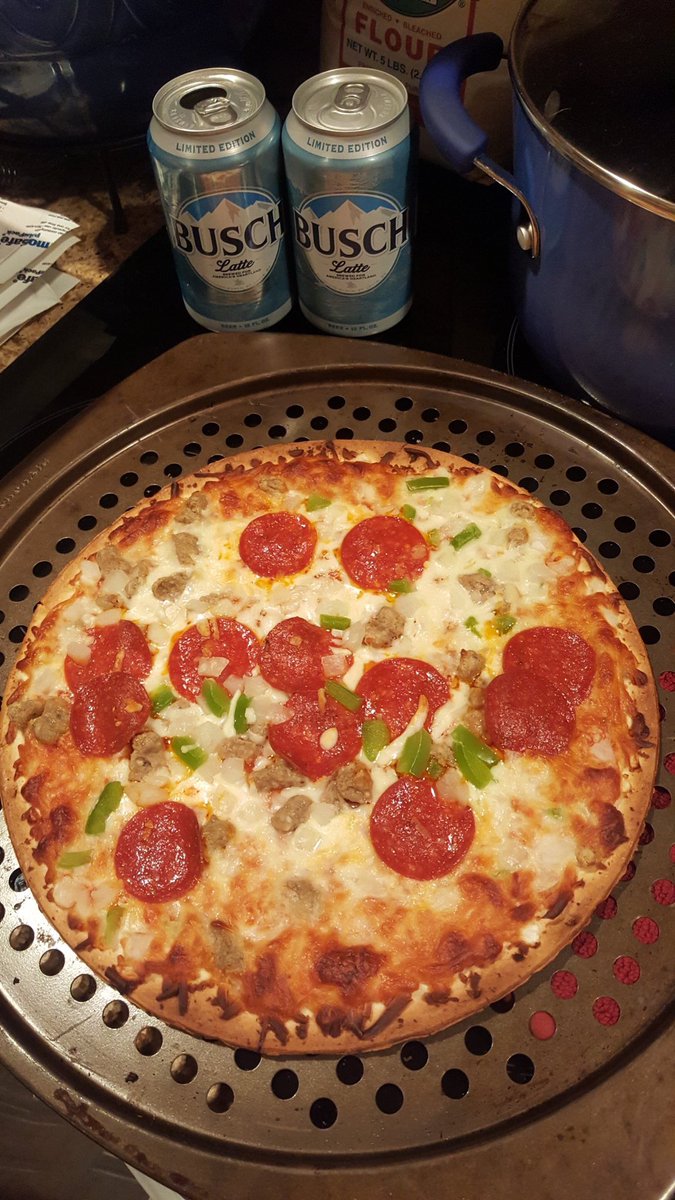 CaseyCouldCare's tweet photo. Frozen pizza and beer kinda day 🍺 https://t.co/02lOFpxZ5d