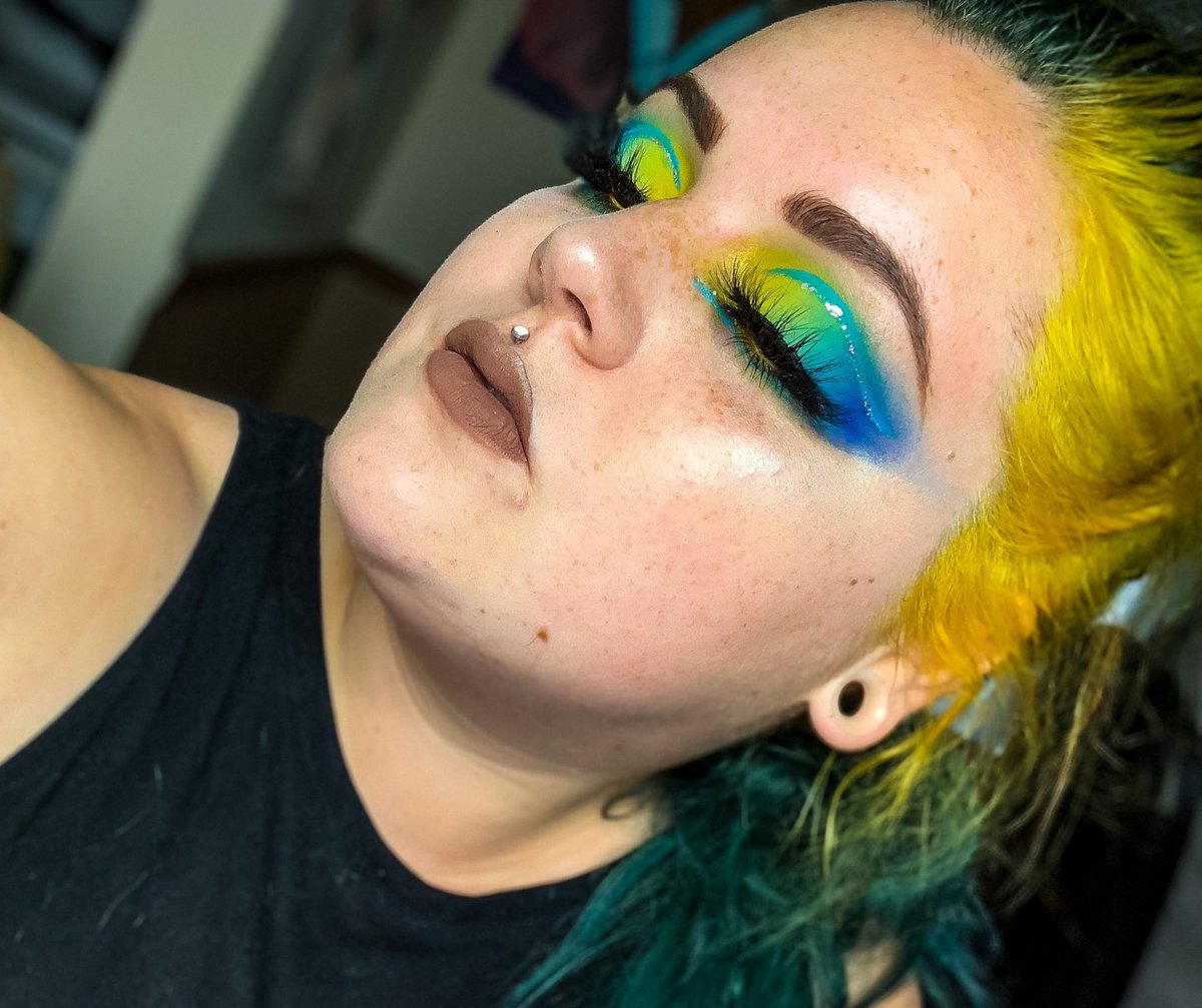 You. Better. Work 👏🏻👏🏻
•
Love getting bored and letting my creative side take over!
Please tag <a href="/jeffreestar/">Jeffree Star</a> so he can see this!
•
Eyes:
Jawbreaker + Blue Blood palette
Lips:
Daddy
Liner:
Velour lipstick Jawbreaker
Glitter:
@urbandecaycosmetics 
 #jeffreestarprlist #makeup