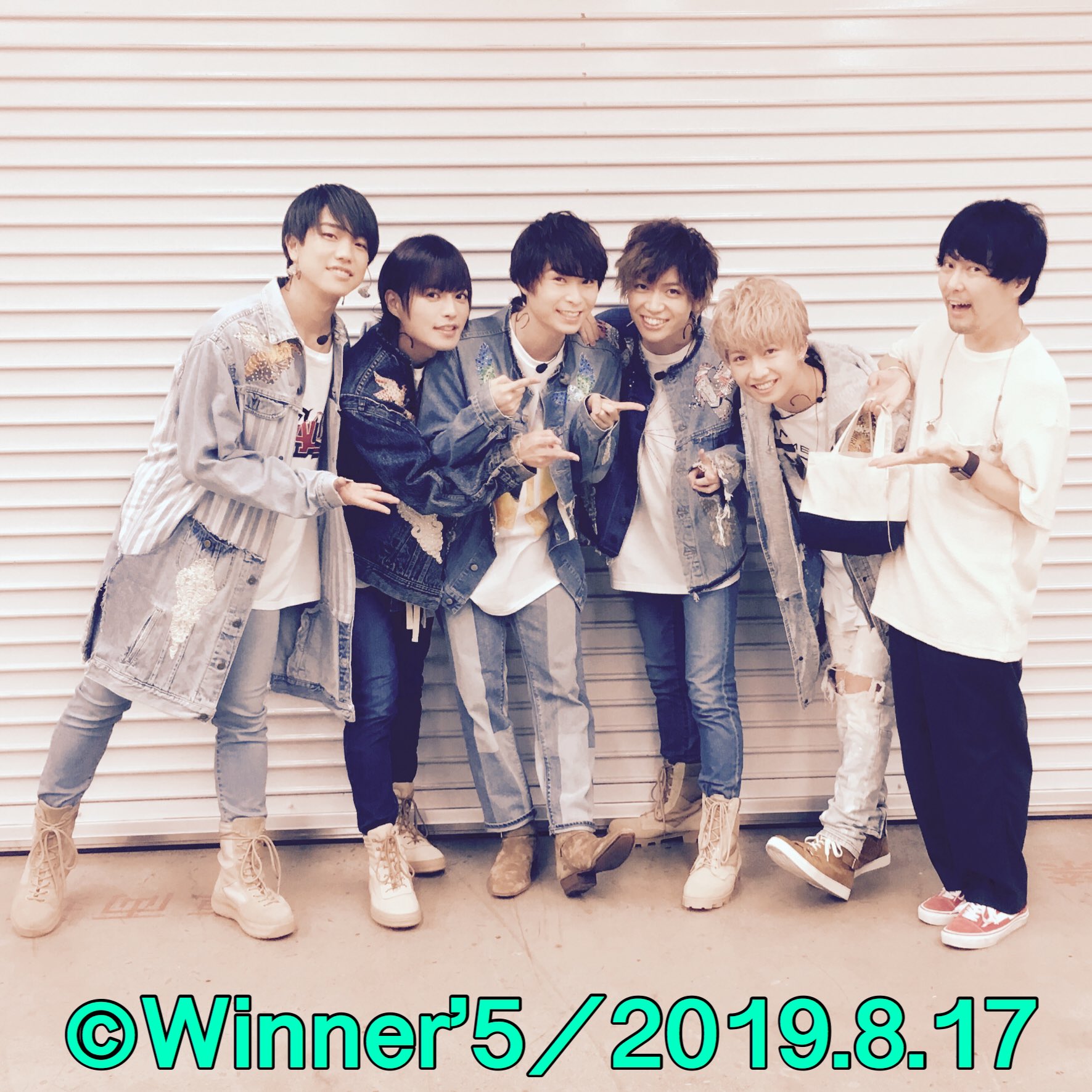 千葉 翔也 1st Liveは吉野裕行さんが見守ってくださいました 5人とも嬉しさが顔に出まくっている笑 吉野さんがいらっしゃる場でドリームフラッグを歌わせて頂けるなんて ありがとうございました Twitter