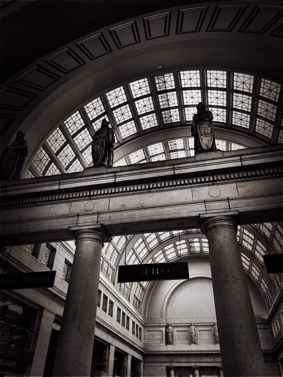 LindseyMastis's tweet photo. Posting some pics I took today at Union Station! I find beauty in architecture. What brings you happiness? #SpiritofUs https://t.co/cTc3sSywtA