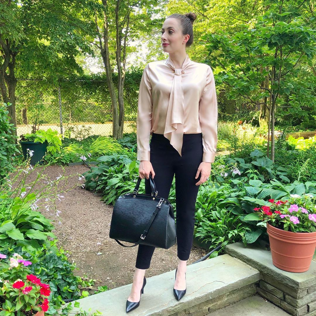 LilySilk's tweet photo. A silk blouse that is feminine yet professional~~
.
.
.
#blouse #frenchstyle #blouses #shirtstyle #silktop #silkshirt #silkblouse #blousesatin #flowytop #flowyblouse #silkblouses #silkblouses #bowtieblouse #pinkorwhite #silkyblouse #silkshirtlovers https://t.co/EWNrLF5wnP