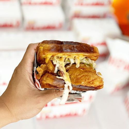 2LiveAndDine's tweet photo. Tim Style at @howlinrays is a secret menu take on the classic... https://t.co/wdnS0v9WPM https://t.co/hMVx9IdJP3