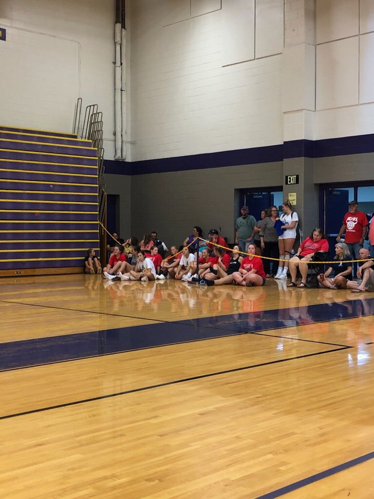 avery_vb's tweet photo. Great end to a great day of volleyball! #raidthenet #weareavery https://t.co/oAdbWPHts6
