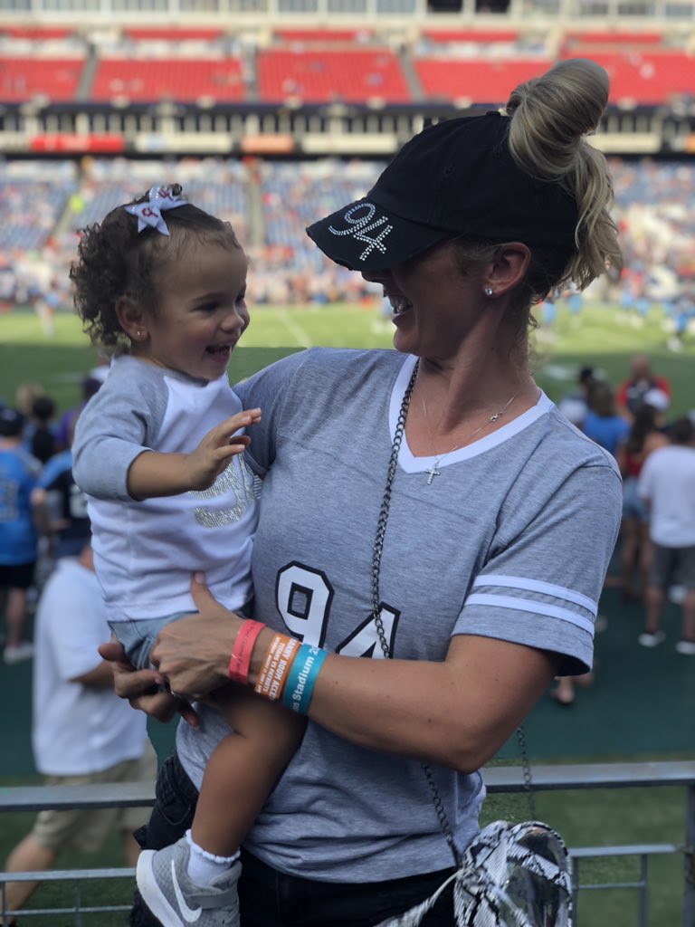 DanikaBrace's tweet photo. #cmtselfie #cmtsuperfan #94 #titanup #godaddy https://t.co/a2qcbHTqNW