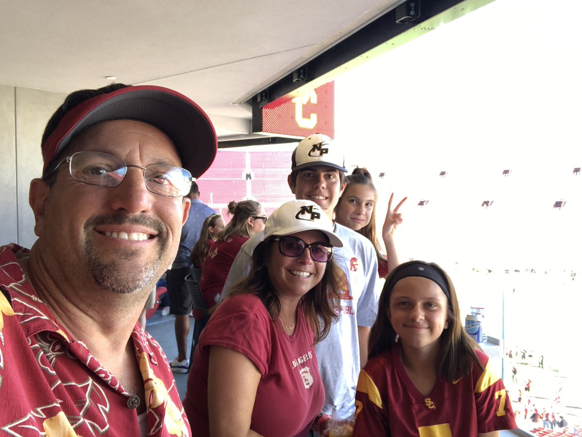 MrsCaulfield99's tweet image. Welcoming college football @USC_Athletics! #fighton #uscselfie #summerhard #hinina