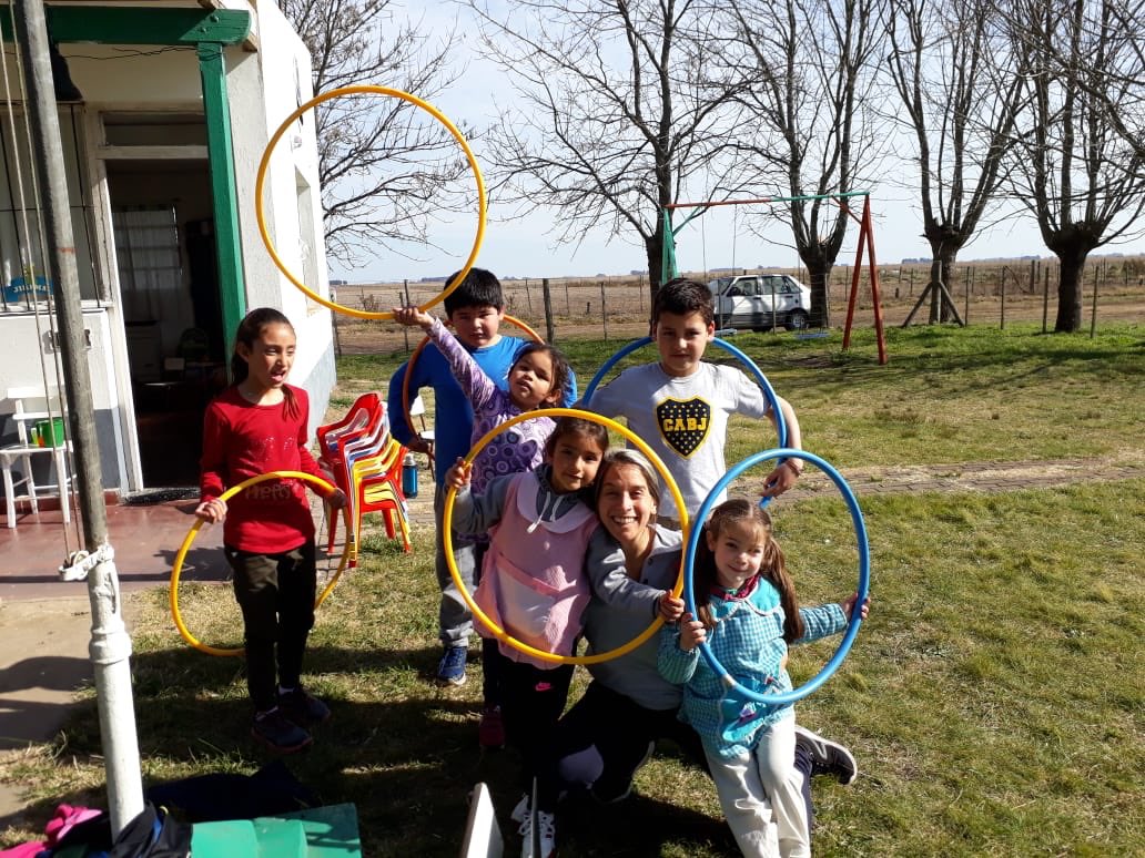 azulsolidario11's tweet photo. Así disfrutamos durante el #Taller #DanzaContemporánea 🤸‍♀️del Circuito 6 (Escuela Nro  57 de Shaw y Escuela Nro 39 Paraje La Chumbeada)🏡👏🏻😃
#ProMeCER #ElArteTransforma #EducaciónRural #Desarollo #AzulSolidario
@vetorassa https://t.co/1PrTrl3WdP