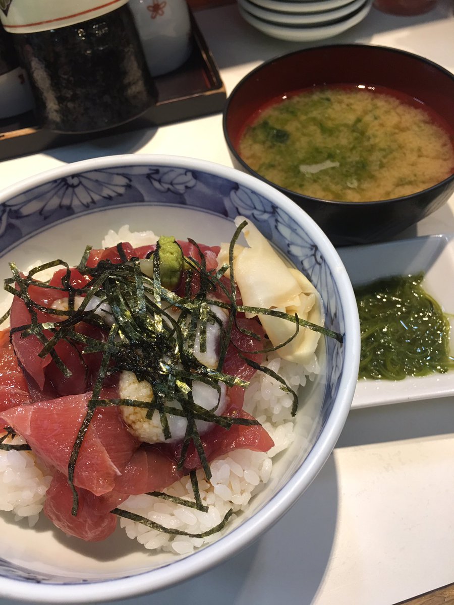 ysayo345's tweet photo. 築地最終日にしてやっと口にしたマグロ！
これで今日頑張る気が…
たぶん頑張れる！（笑） https://t.co/EnIcg9ILh5