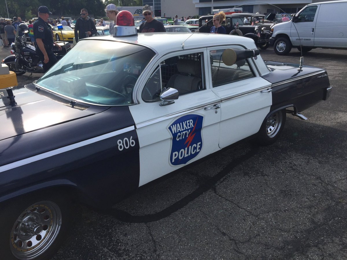 garycareyjr's tweet photo. Great weather and turnout for the 2nd Annual Remembrance Car Cruise today. Thank you to @sobiemeats for their tireless efforts. A special shout out to Officer Mitch Harkema leading efforts for our @CityofWalkerMI Police Department. 
#WalkerProud #LoveWalker https://t.co/GpqDdAMQSx
