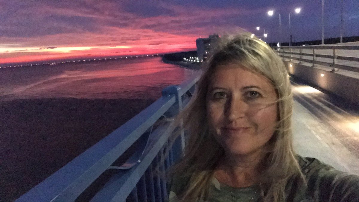 blondeteach68's tweet photo. Red skies tonight on the Chesapeake Bay https://t.co/NQWcQ6WZH2