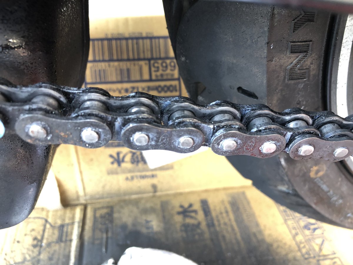 pikun8832's tweet image. チェーン清掃やりましたー。なんかチェーンのフロント側にゴムが垂れているのを発見穴にビス締めしてたみたい。ビスを探して取り付けなー。大きさ不明だから困るー
#pulsar200rs