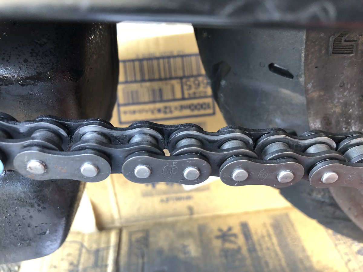 pikun8832's tweet image. チェーン清掃やりましたー。なんかチェーンのフロント側にゴムが垂れているのを発見穴にビス締めしてたみたい。ビスを探して取り付けなー。大きさ不明だから困るー
#pulsar200rs