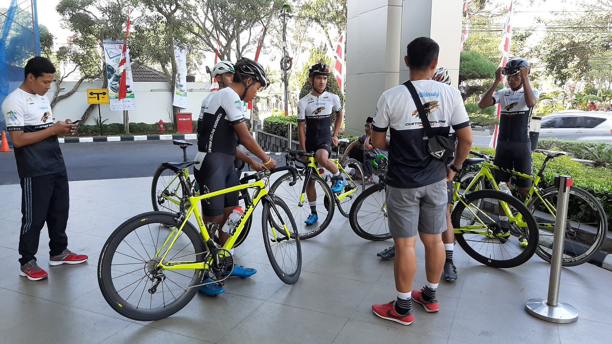 TourdeINA's tweet image. Good morning! It's D-1 to Tour d'Indonesia 2019! Customs Cycling Indonesia are ready to roll. #TdI2019 #racetheelements #tourdindonesia #mahkotapromotion