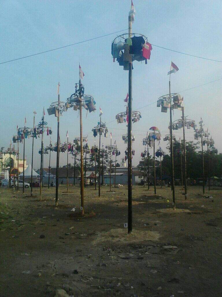 DiskominfoPWK's tweet photo. Hayu yang hobi manjat,tunjukan keahlianmu manjat pinang tapinya rebut hadiahnya menarik juga loh 

#HUTRI74
#HUTPurwakarta https://t.co/lA2dvgKkvU