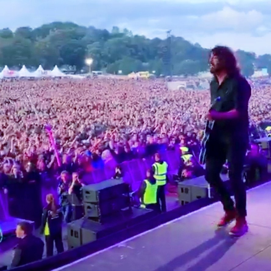 YOGACTIVEYOGA's tweet photo. @foofighters @SmmrSessions @hotmilkhotmilk @The_VanTs @frankcarter23 @therattlesnakes @Slaves Glad my FOO-MINGO made it all the way to Glasgow...its was worth  the crazy long journey!!!! https://t.co/oniKa6MuhX