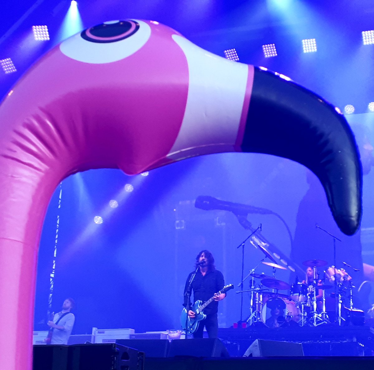 YOGACTIVEYOGA's tweet photo. @foofighters @SmmrSessions @hotmilkhotmilk @The_VanTs @frankcarter23 @therattlesnakes @Slaves Glad my FOO-MINGO made it all the way to Glasgow...its was worth  the crazy long journey!!!! https://t.co/oniKa6MuhX